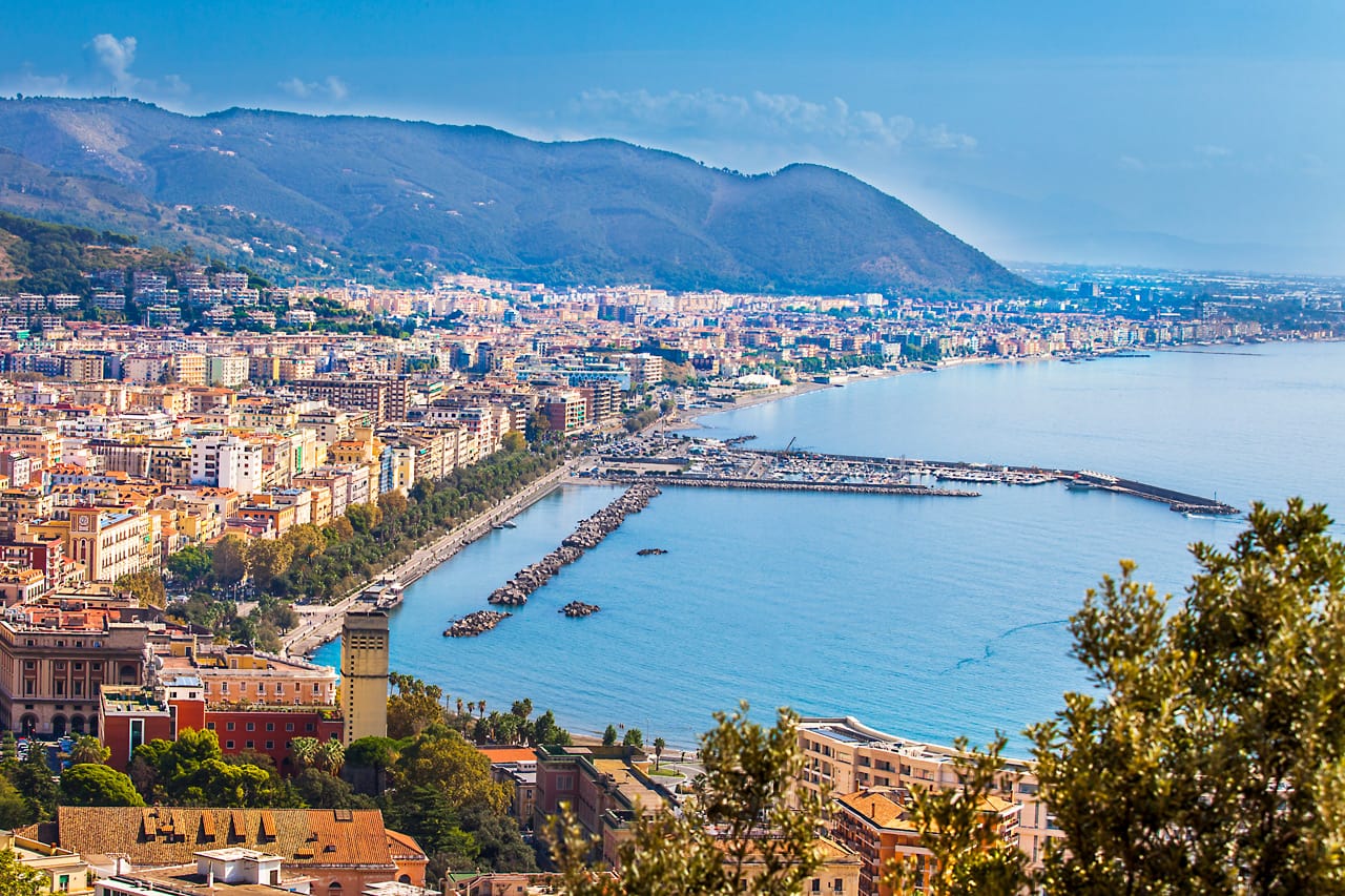 Salerno von oben mit Stadt & Meer - Italien genießen bei einer Familiensprachreise