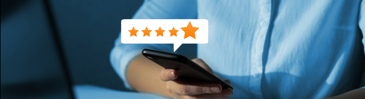 Man gibt eine positive Bewertung für StudyLingua auf dem Handy ein.