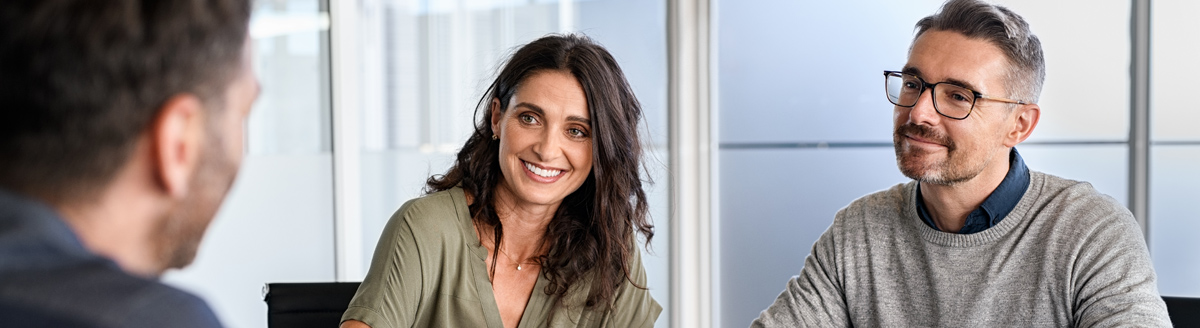 Geschäftsleute im Gespräch bei einer Sprachreise für Berufstätige.