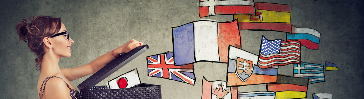 Frau öffnet Koffer, aus dem gezeichnete Landesflaggen verschiedener Länder schweben.