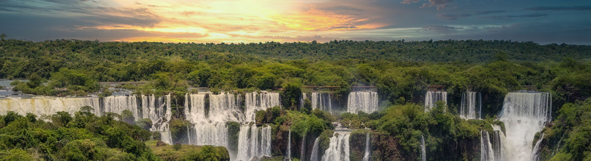 Iguazú-Wasserfälle im Regenwald bei Sonnenuntergang – Sprachreise nach Brasilien