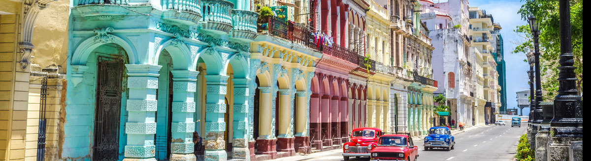 Bunte Kolonialgebäude und Oldtimer in den Straßen von Havanna – Sprachreise nach Kuba