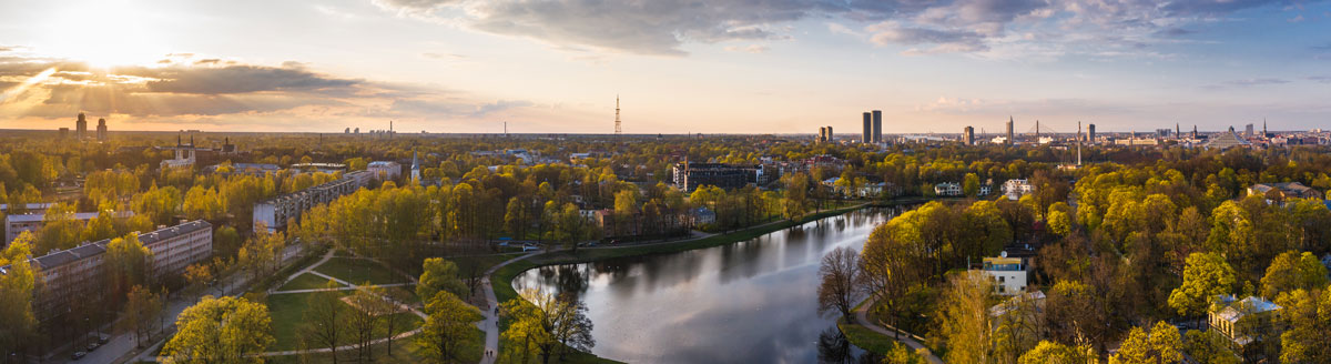 Luftaufnahme von Riga mit Park, See und Stadtpanorama bei Sonnenuntergang – Sprachreise nach Lettland