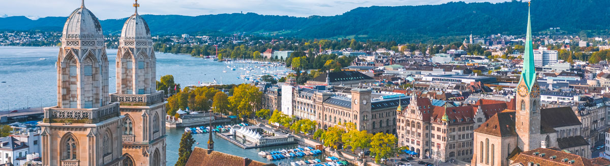 Panorama von Zürich mit Altstadt, See und Alpenkulisse – Sprachreise in die Schweiz