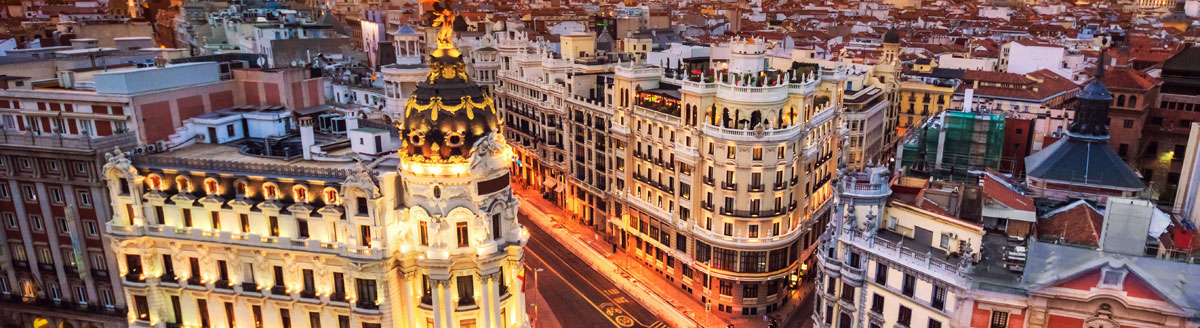 Beleuchtende Hochhäuser in der Innenstadt von Madrid