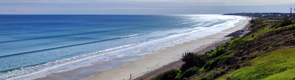 Weitläufiger Küstenstrand an Australiens Südküste als einladendes Motiv für Englisch-Sprachreisen nach Australien