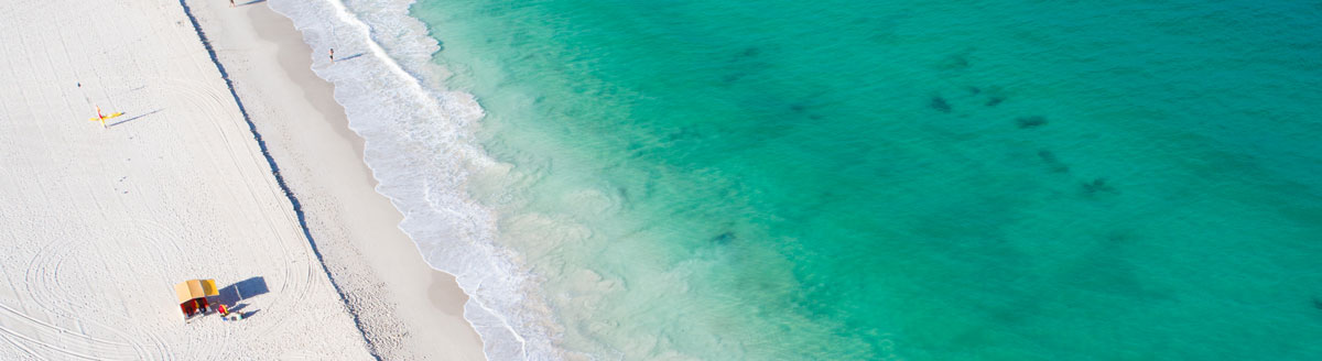 Weißer Sandstrand und türkisfarbenes Meer an Australiens Westküste als traumhaftes Motiv für Englisch-Sprachreisen