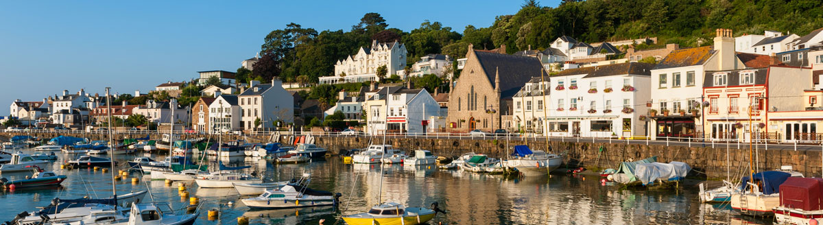 Hafen von St. Aubin auf Jersey bei Sonnenlicht – charmantes Ziel für Englisch-Sprachreisen auf die Kanalinsel