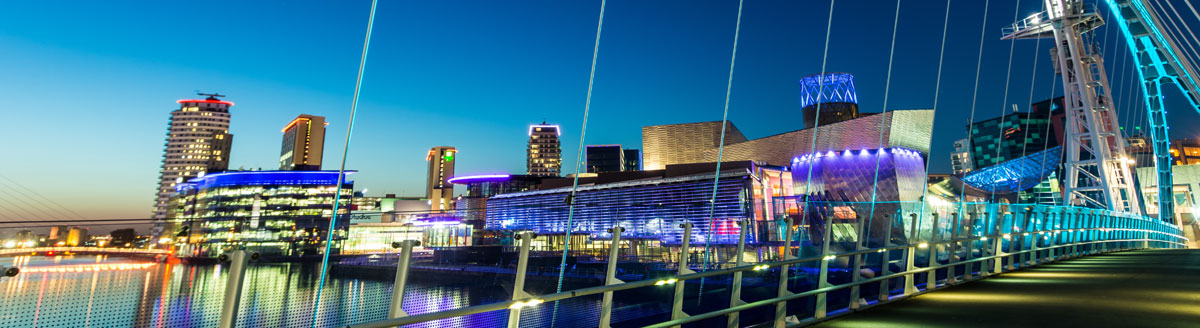 Modernes Stadtpanorama von Manchester bei Nacht – attraktives Ziel für Englisch-Sprachreisen nach England