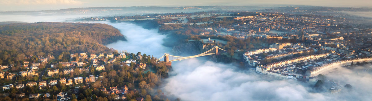 Luftaufnahme der Clifton Suspension Bridge in Bristol – eindrucksvolles Ziel für Englisch-Sprachreisen nach Südwestengland