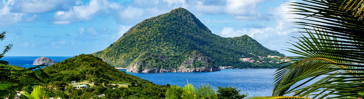 Tropische Landschaft und türkisblaues Meer auf Guadeloupe, perfekt für eine Französisch Sprachreise.