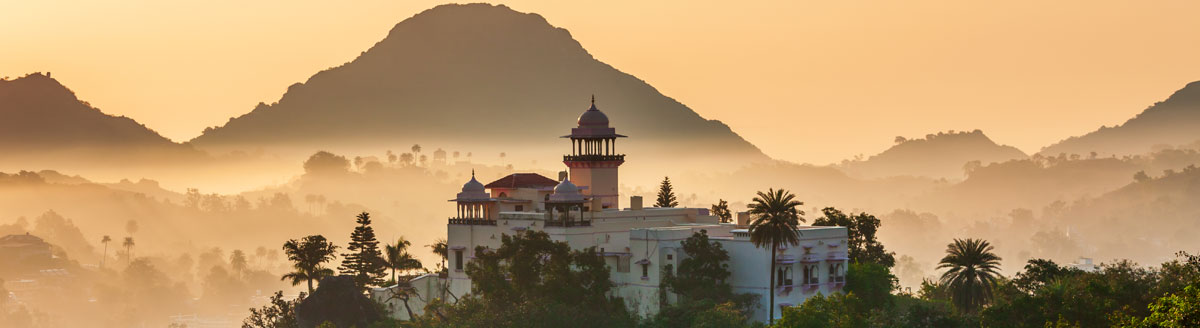 Palast in Indiens Berglandschaft bei Sonnenaufgang für deine Sprachreise, um Englisch im Ausland zu lernen.