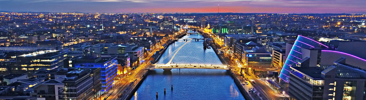 Dublins beleuchtete Skyline und Liffey bei Nacht – urbane Kulisse für Englisch-Sprachreisen nach Irland