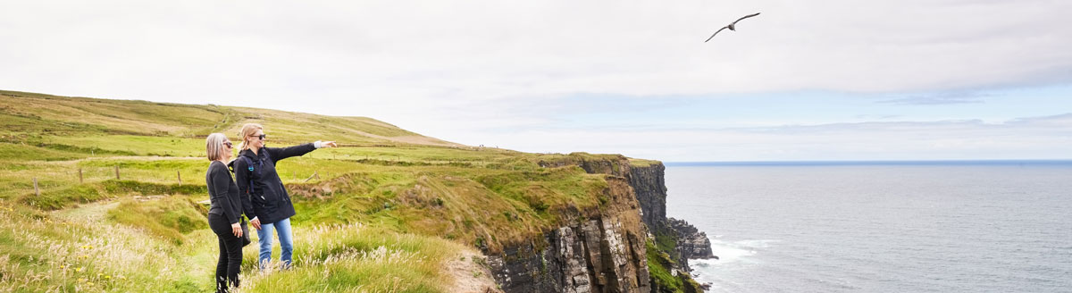 Steilküste in Irland mit weitem Meerblick – eindrucksvolle Kulisse für Englisch-Sprachreisen nach Irland