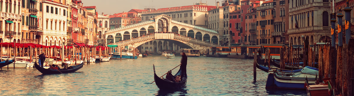 Rialtobrücke in Venedig bei warmem Licht, beliebtes Ziel für Italienisch lernen in Italien