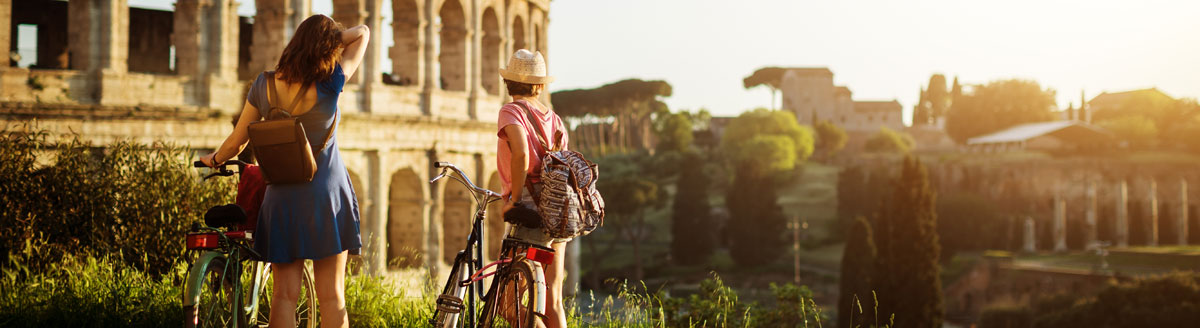 Rom im Abendlicht mit Blick aufs Kolosseum, idealer Ort für eine Italienisch Sprachreise in die Hauptstadt.