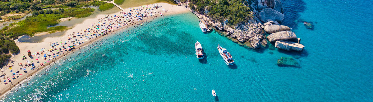 Küste von Sizilien mit Boot und klarem Wasser, traumhafte Umgebung für eine Italienisch Sprachreise nach Süditalien.