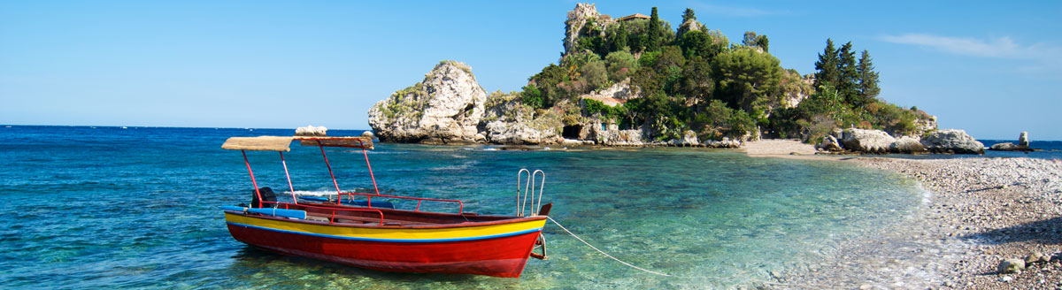 Küste von Sizilien mit Boot und klarem Wasser, traumhafte Umgebung für eine Italienisch Sprachreise nach Süditalien.
