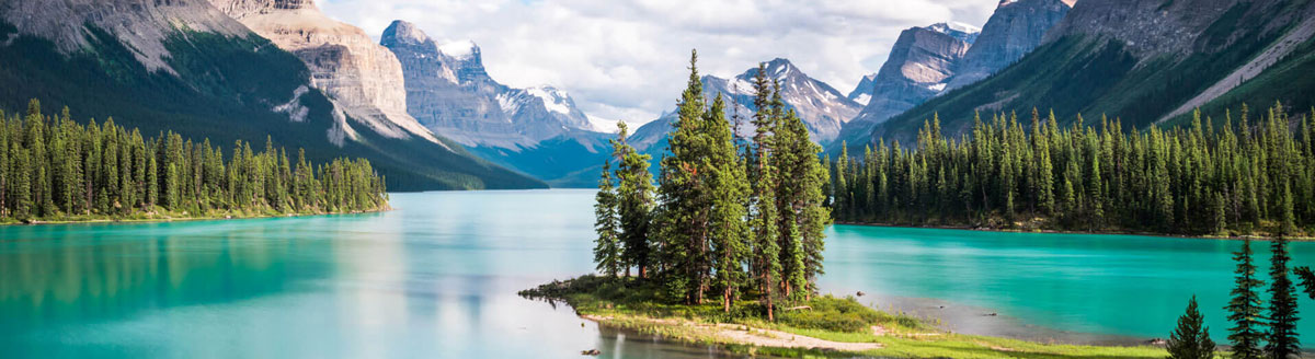 Türkisblauer See in den Kanadischen Rockies – beeindruckende Naturkulisse für Englisch-Sprachreisen nach Kanada