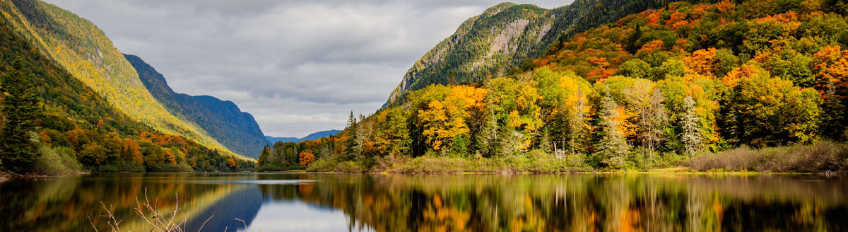 Herbstlandschaft in Québec mit See und Bergen – stimmungsvolle Naturkulisse für Englisch-Sprachreisen nach Kanada
