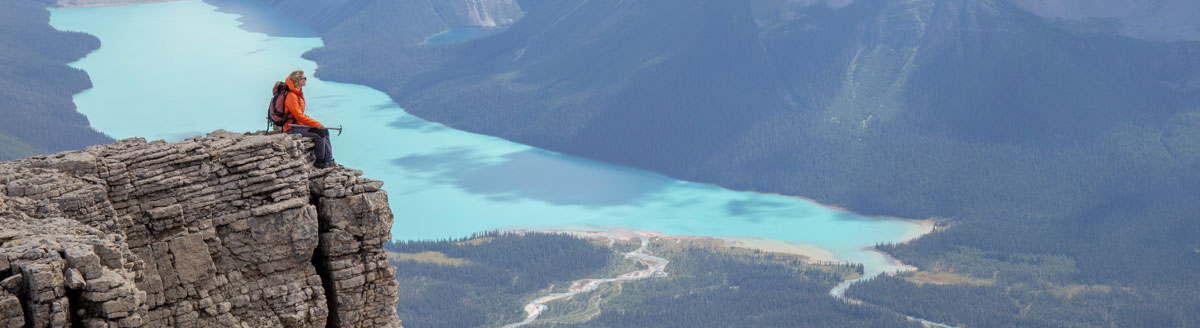 Blick über türkisfarbenen Bergsee in Westkanada – eindrucksvolle Naturkulisse einer Englisch-Sprachreise nach Kanada