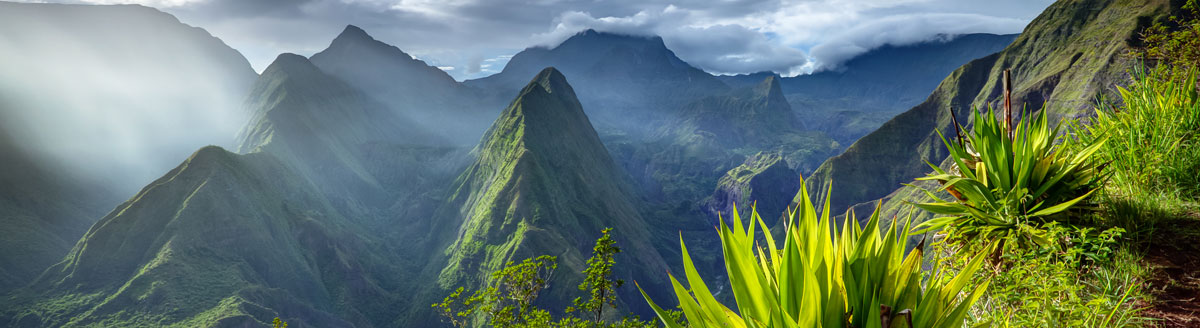 Berglandschaft auf La Réunion, eindrucksvolle Kulisse für eine Französisch Sprachreise im Indischen Ozean.