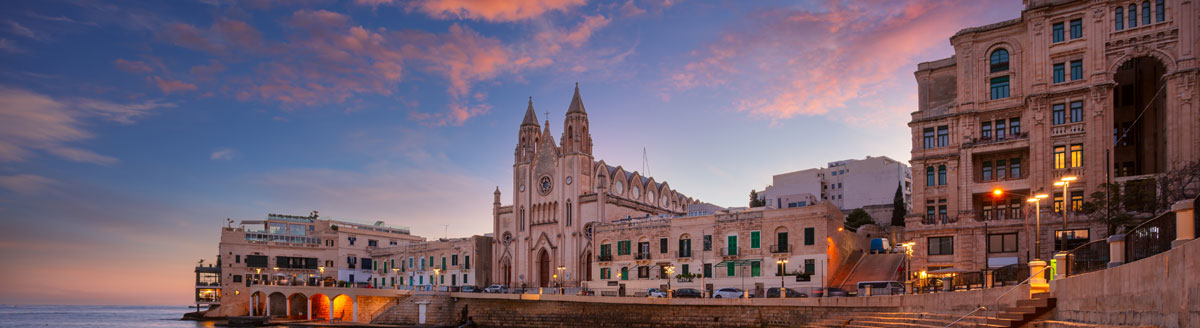 Stadtkulisse von St. Julian’s bei Sonnenuntergang – beliebtes Ziel für Englisch-Sprachreisen nach Malta