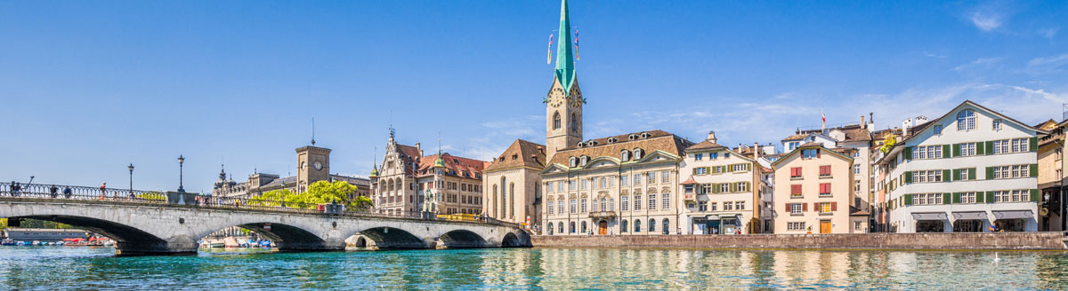 Zürich Altstadt an der Limmat, ideal für eine Deutsch-Sprachreise in der Deutschschweiz.