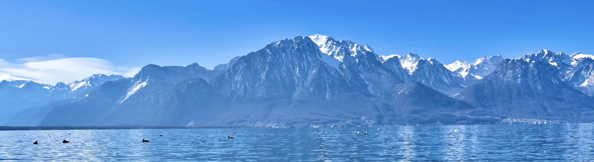 Weite Aussicht auf die Westschweizer Berglandschaft über dem Genfersee.