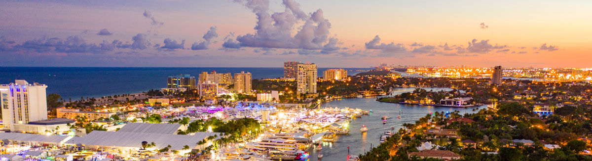 Beleuchtete Skyline und Marina in Florida bei Sonnenuntergang – ideal für Englisch-Sprachreisen in die USA