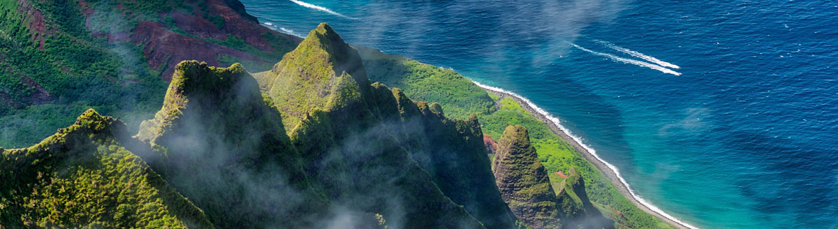Küste und grüne Klippen in Hawaii aus der Luft – eindrucksvolle Umgebung für Englisch-Sprachreisen in die USA