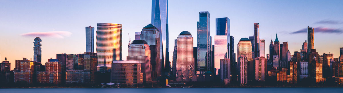 New Yorker Skyline bei Sonnenaufgang – eindrucksvolle Kulisse für Englisch-Sprachreisen in die USA