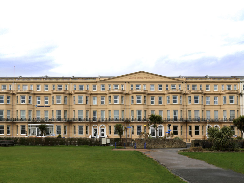 Rückansicht mit Garten des Hotels, Englisch Sprachreisen für Erwachsene