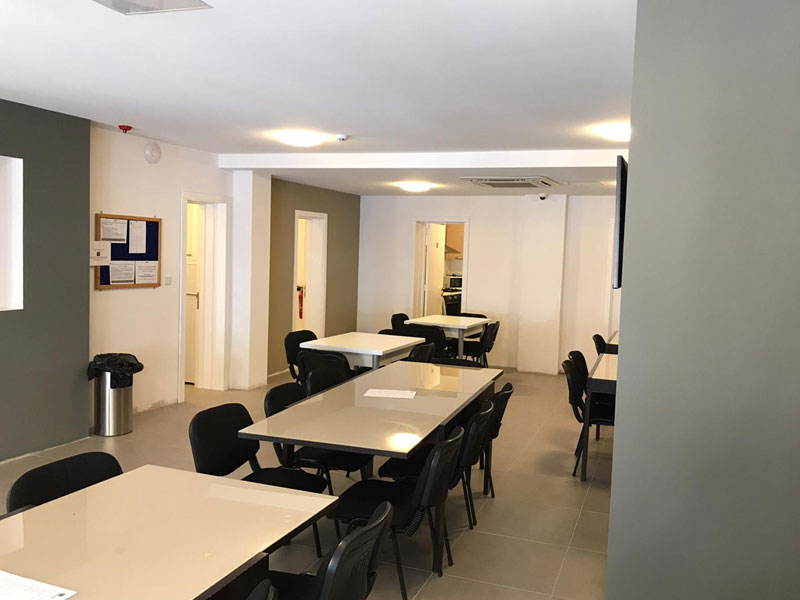 Aufenthaltsraum der Eco. Central Apartments, Englisch auf Malta