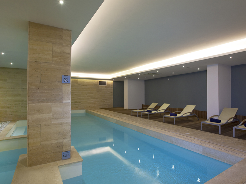 Indoor Pool des Hotels, St. Julians Sprachreise